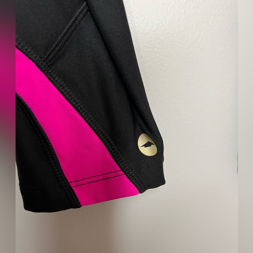 Avia capri athletic leggings. Size medium. Pink/black. Cropped length. - Picture 4 of 5